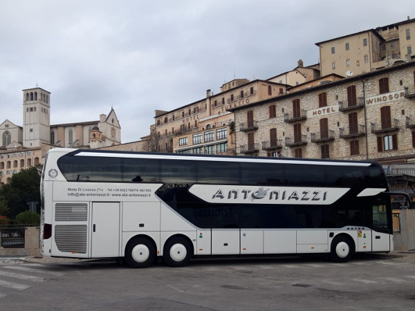 Pullman a noleggio per gite e viaggi di istruzione